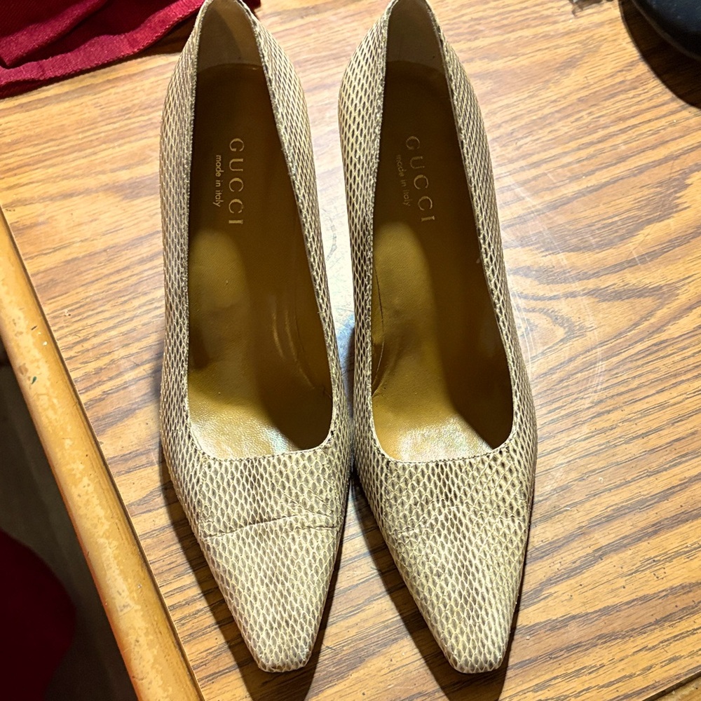 Authentic Gucci Women's Tan Patterned Heels with bag